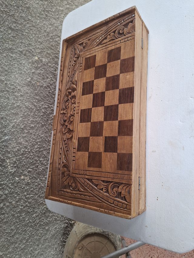 Maleta de ajedrez de madera tallada