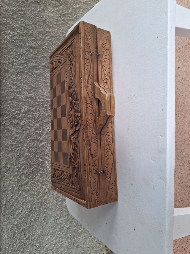 Maleta de ajedrez de madera tallada