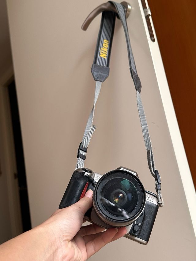 Cámara Nikon F65 + objetivos + funda