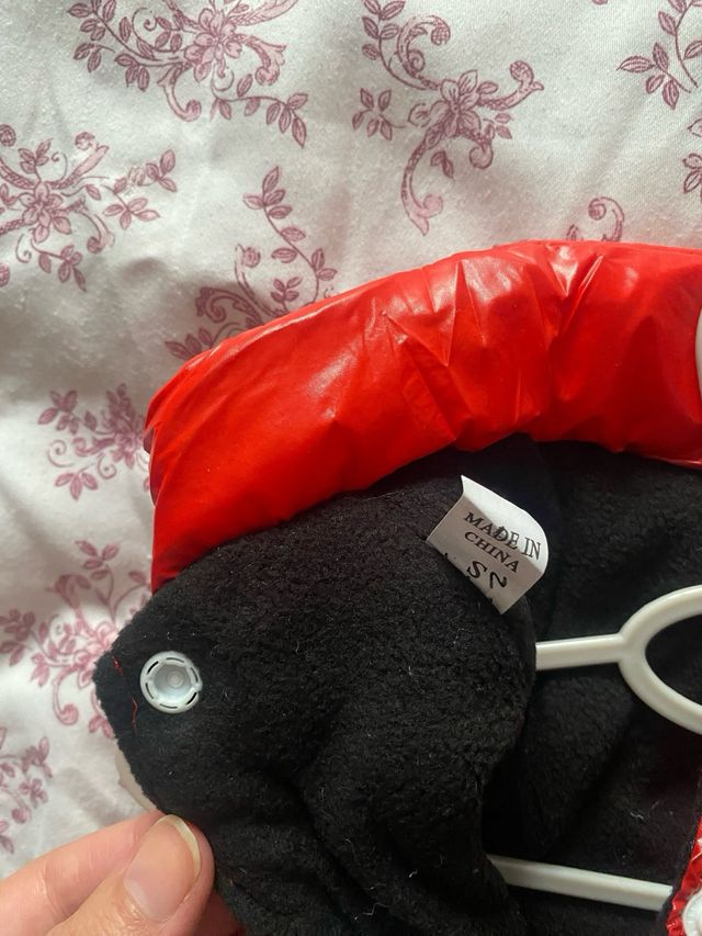 Abrigo acolchado para mascotas rojo y negro S