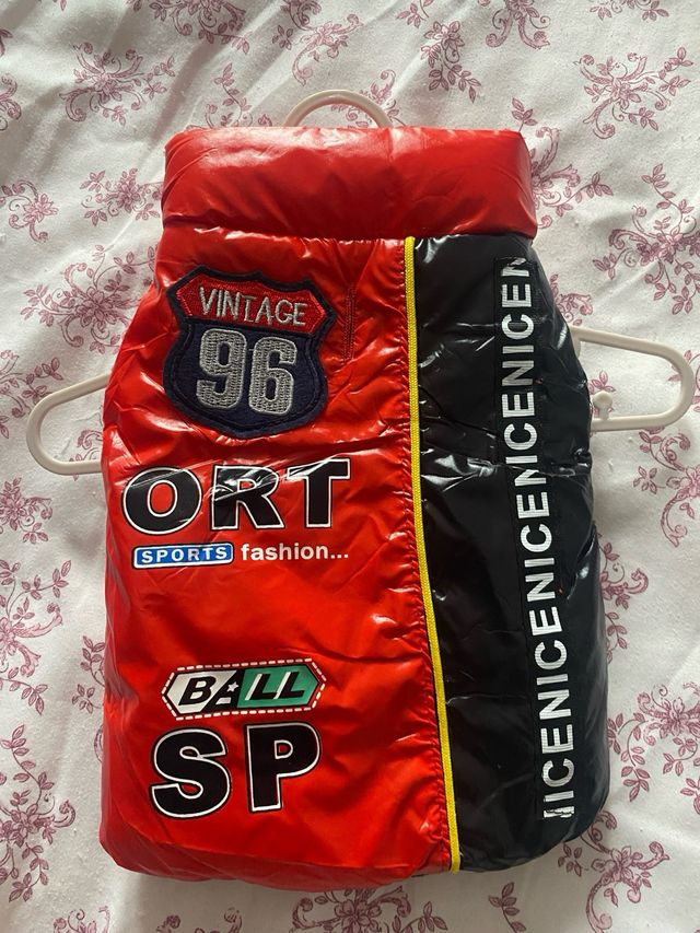 Abrigo acolchado para mascotas rojo y negro S