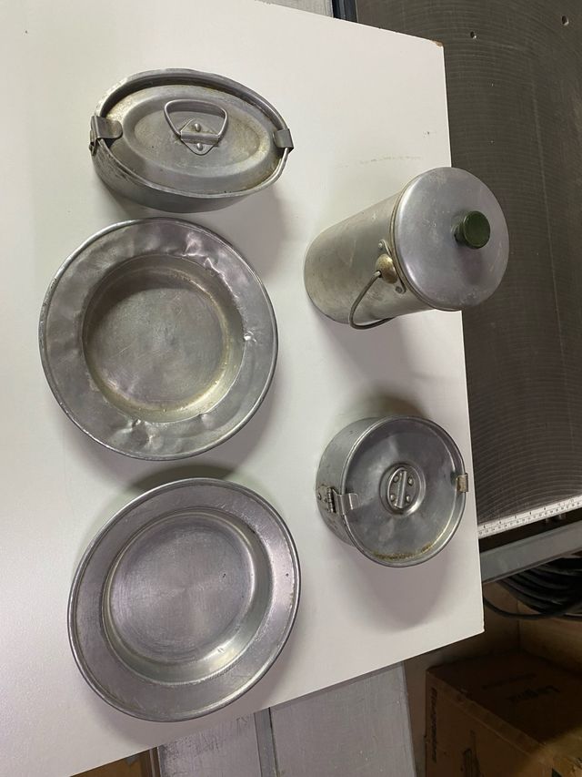 Lote 2 Platos, 2 Fiambreras y 1 Lechera