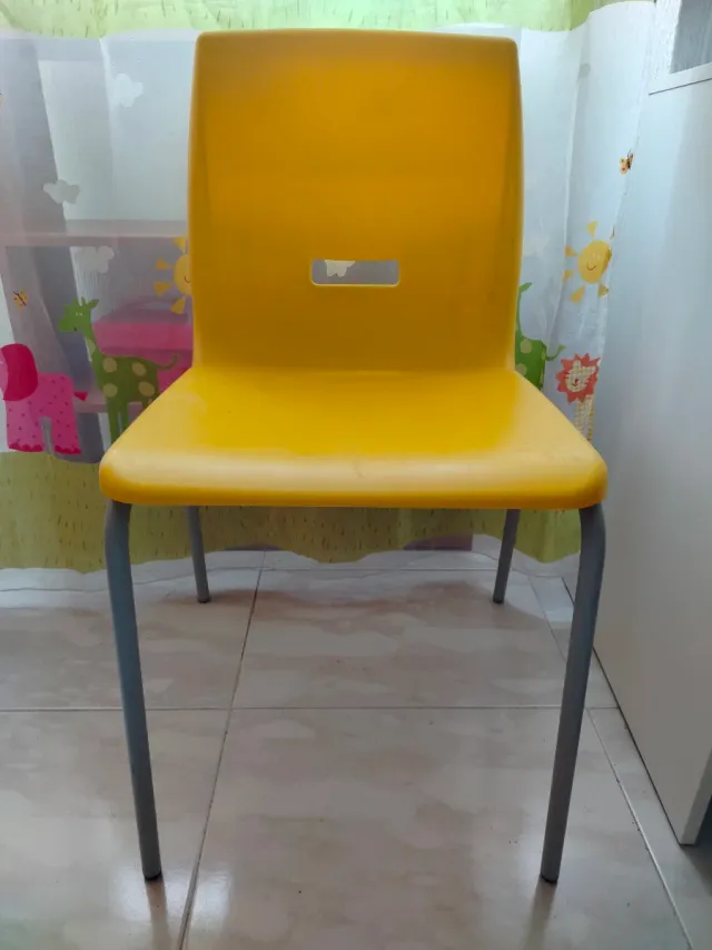 8 Sillas Amarillas TAGAR Plástico