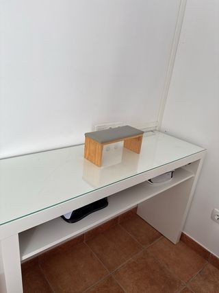 Tavolo per manicure in vetro e legno