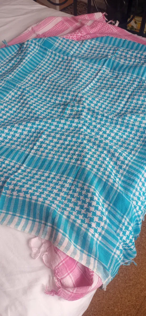 Pañoletas palestinas azules y rosas