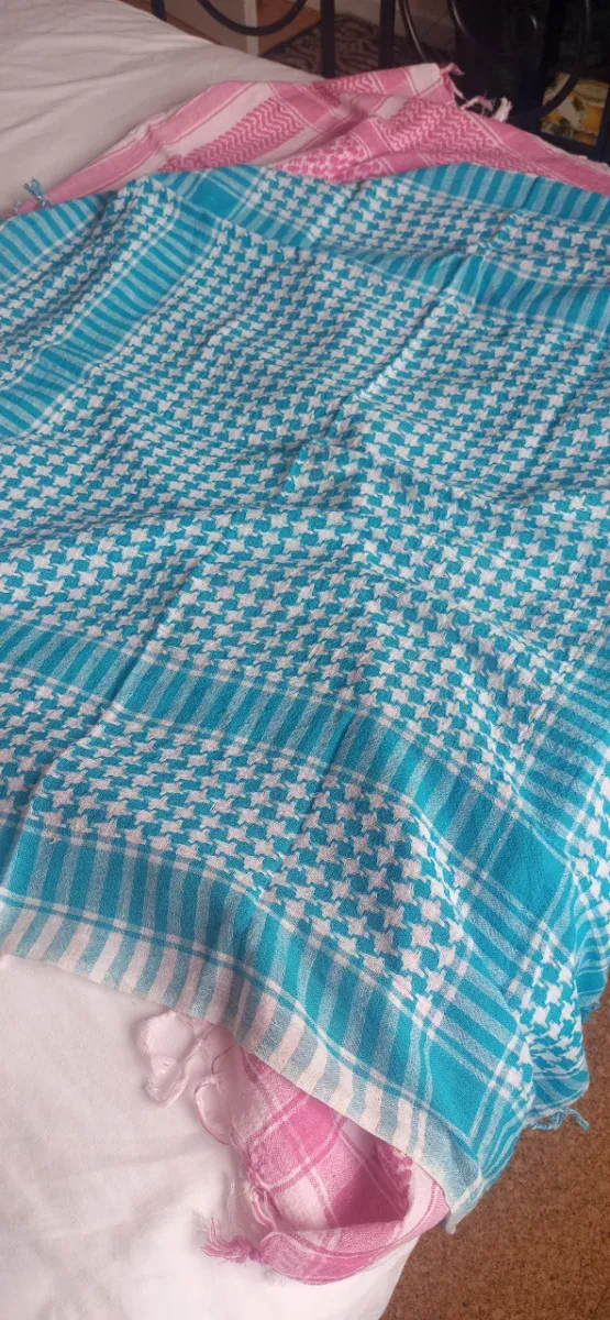 Pañoletas palestinas azules y rosas