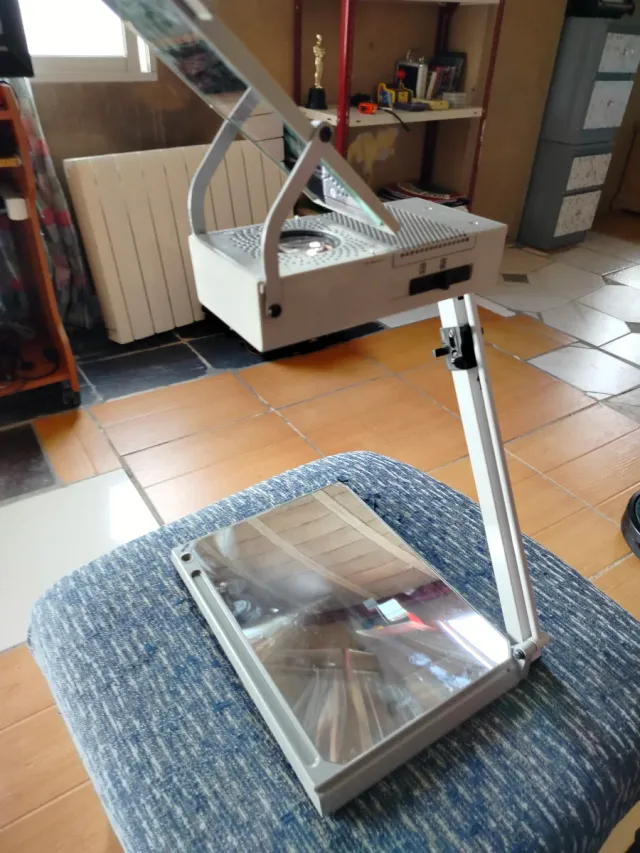 Proiettore a testa luminosa media