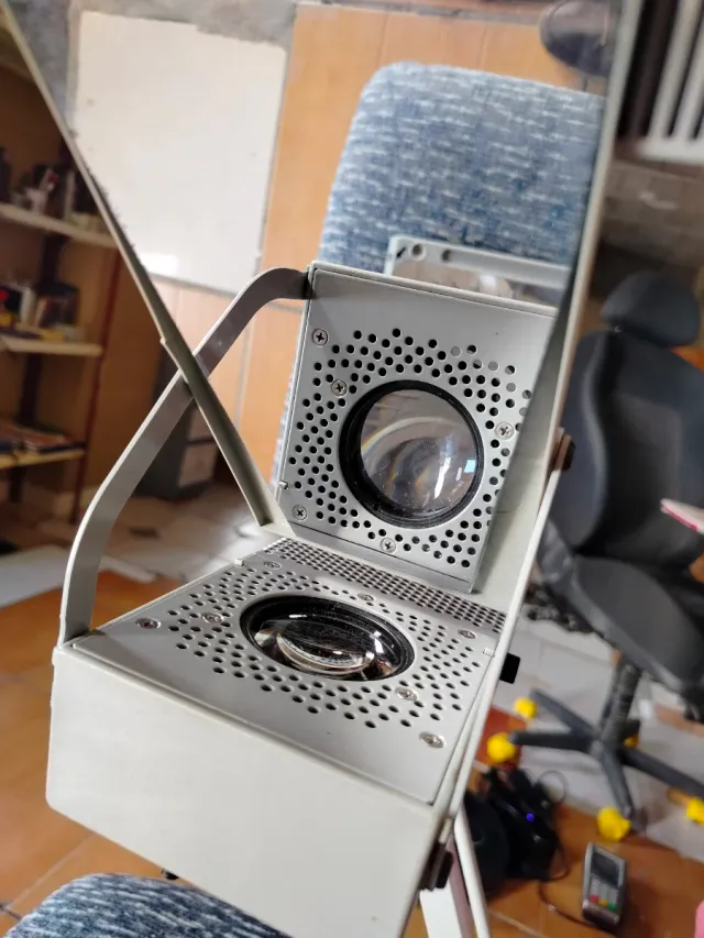 Proiettore a testa luminosa media