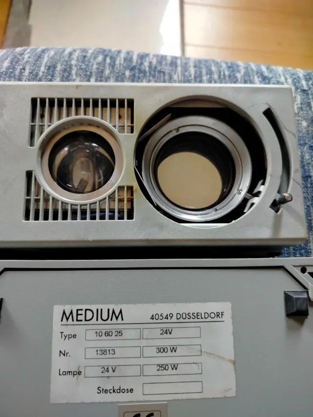 Proiettore a testa luminosa media