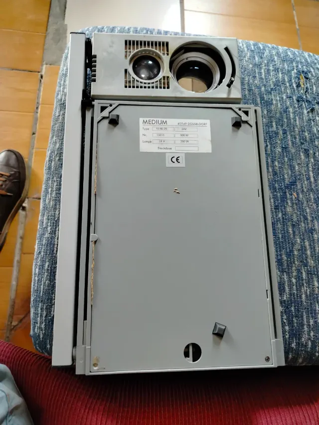 Proiettore a testa luminosa media