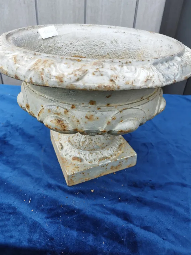 Copa antigua de hierro fundido