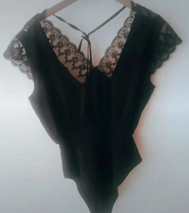 Body negro con encaje