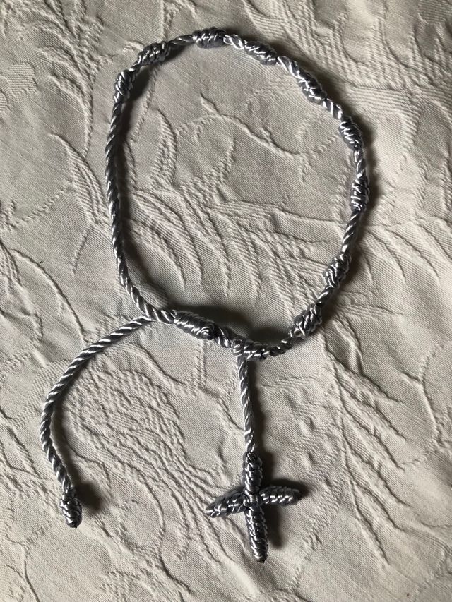 Pulsera Gris Perla con Cruz