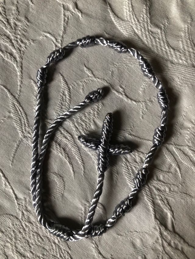 Pulsera Gris Perla con Cruz