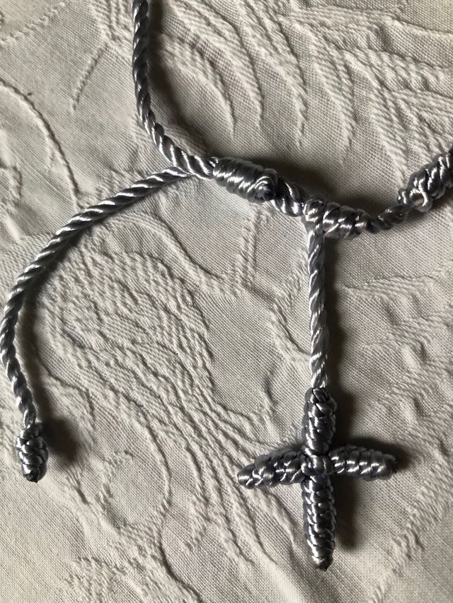 Pulsera Gris Perla con Cruz