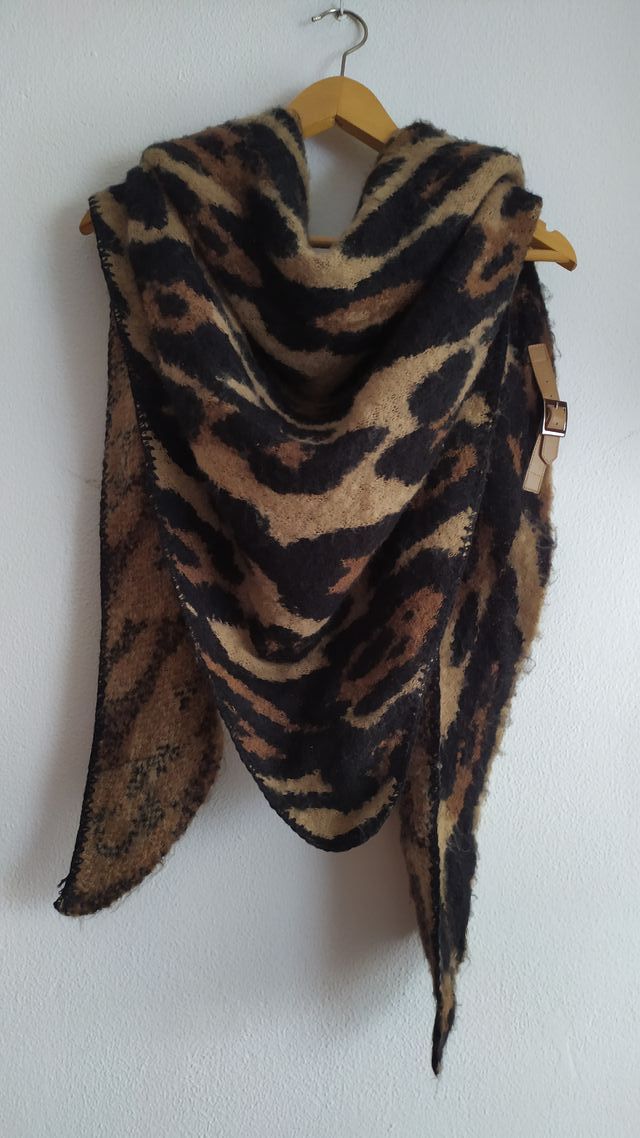 Bufanda triangular estampado animal