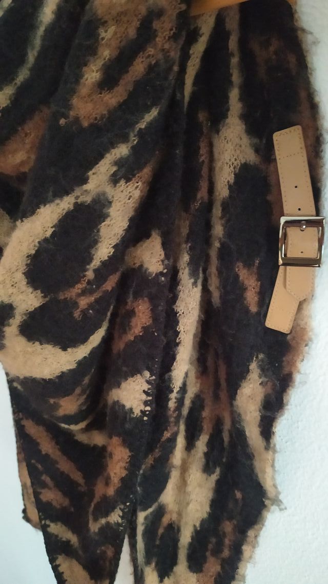 Bufanda triangular estampado animal