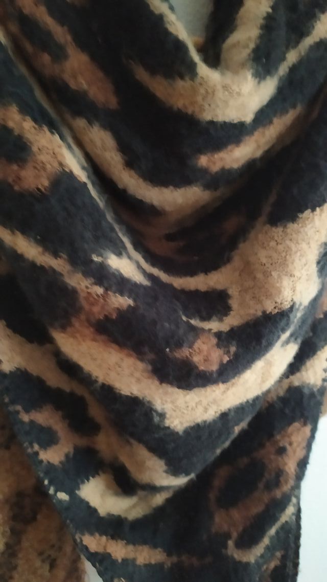 Bufanda triangular estampado animal