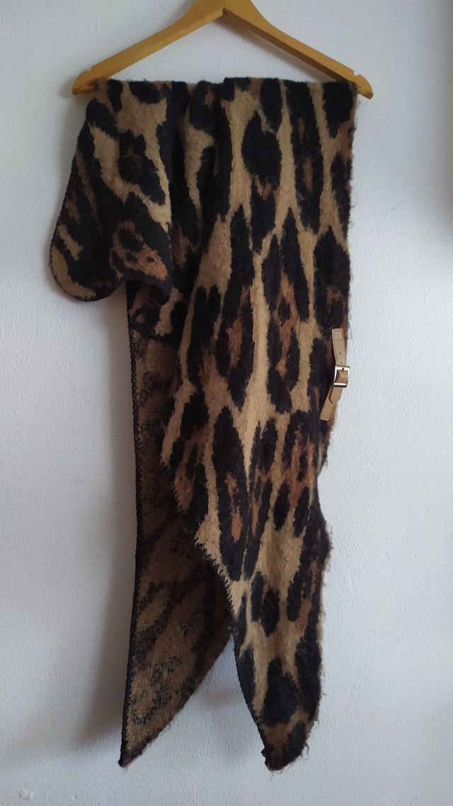 Bufanda triangular estampado animal
