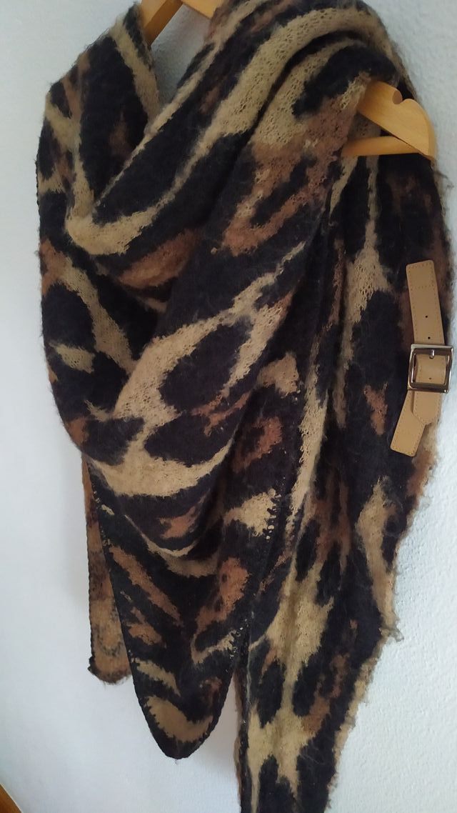 Bufanda triangular estampado animal