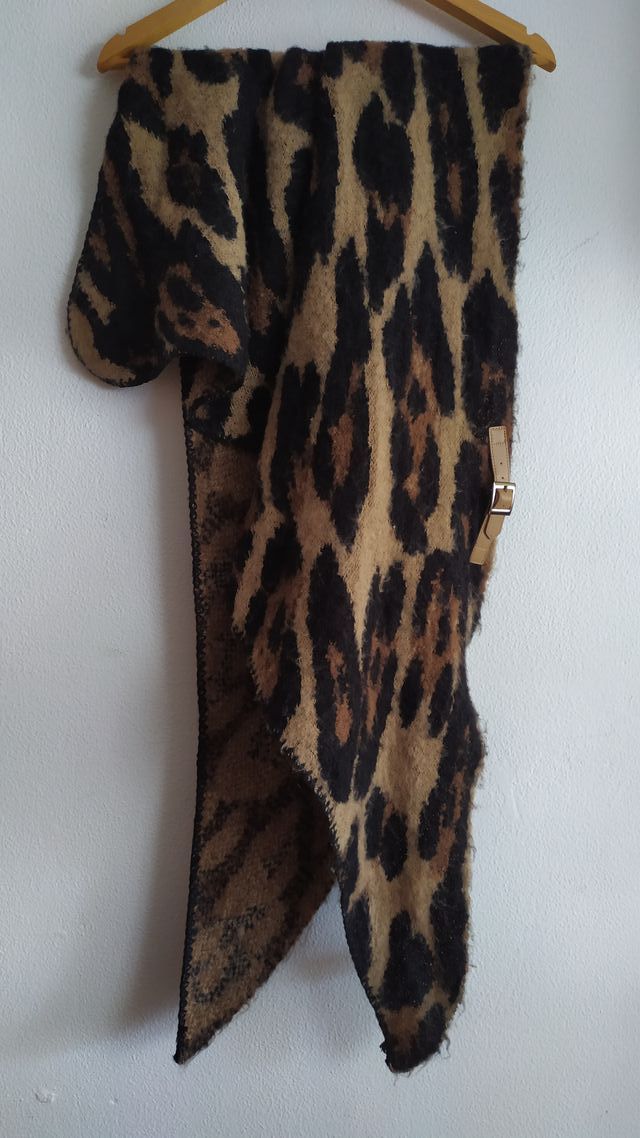 Bufanda triangular estampado animal