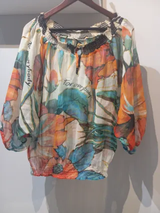 Blusa multicolor con estampado floral
