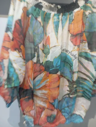 Blusa multicolor con estampado floral