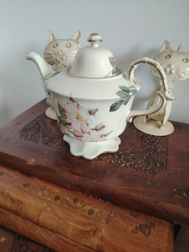 Tetera de porcelana con flores