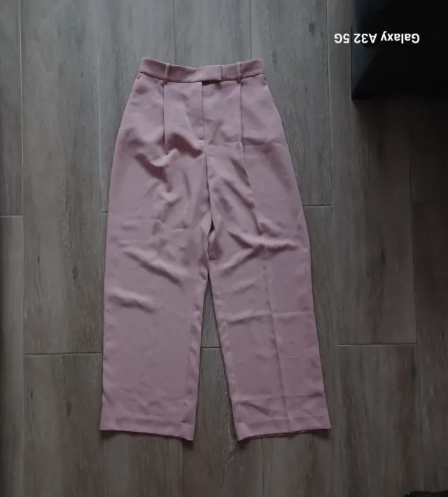 Pantalón rosa elegante con etiqueta