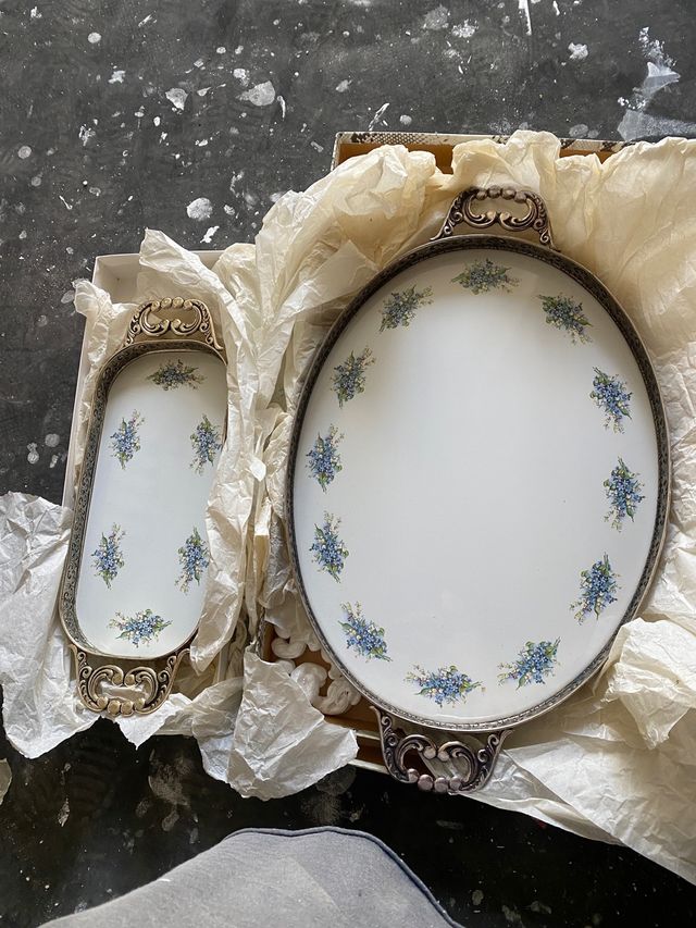 Conjunto de porcelana com detalhes florais