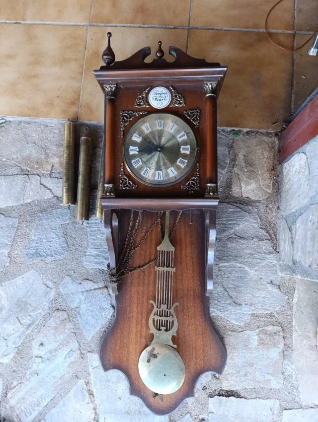 Reloj de péndulo antiguo de madera