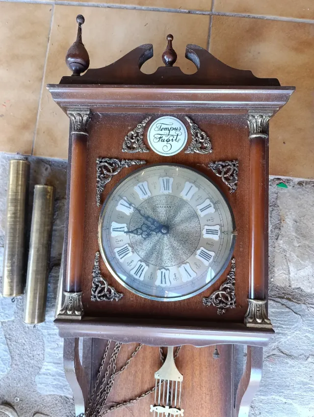 Reloj de péndulo antiguo de madera