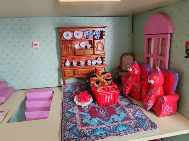Casa de muñecas rosa y blanca de madera