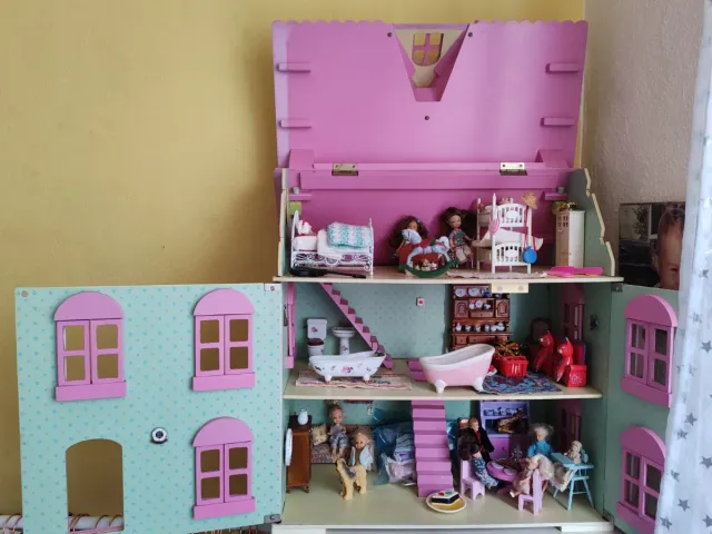 Casa de muñecas rosa y blanca de madera
