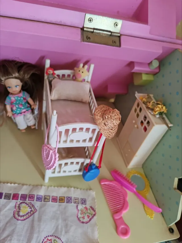 Casa de muñecas rosa y blanca de madera