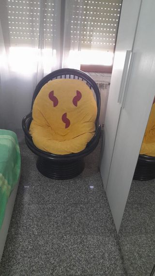 Poltrona girevole in rattan gialla e nera