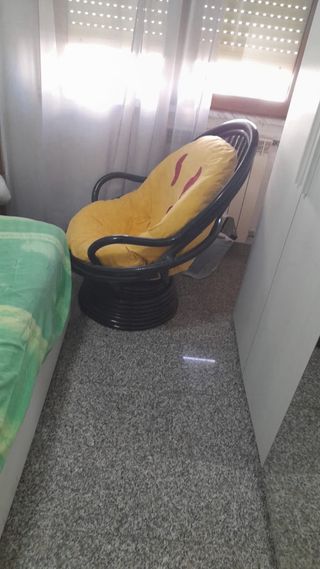 Poltrona girevole in rattan gialla e nera