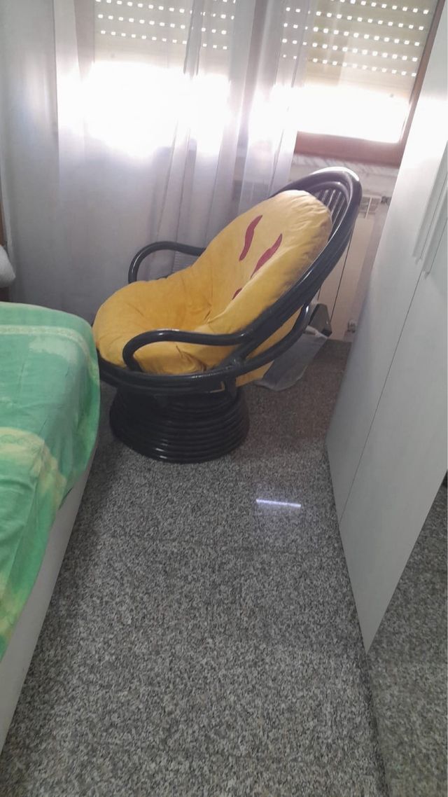 Poltrona girevole in rattan gialla e nera