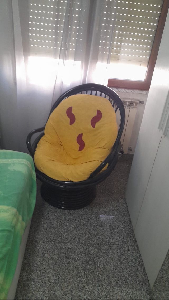 Poltrona girevole in rattan gialla e nera