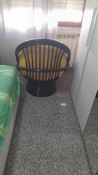 Poltrona girevole in rattan gialla e nera