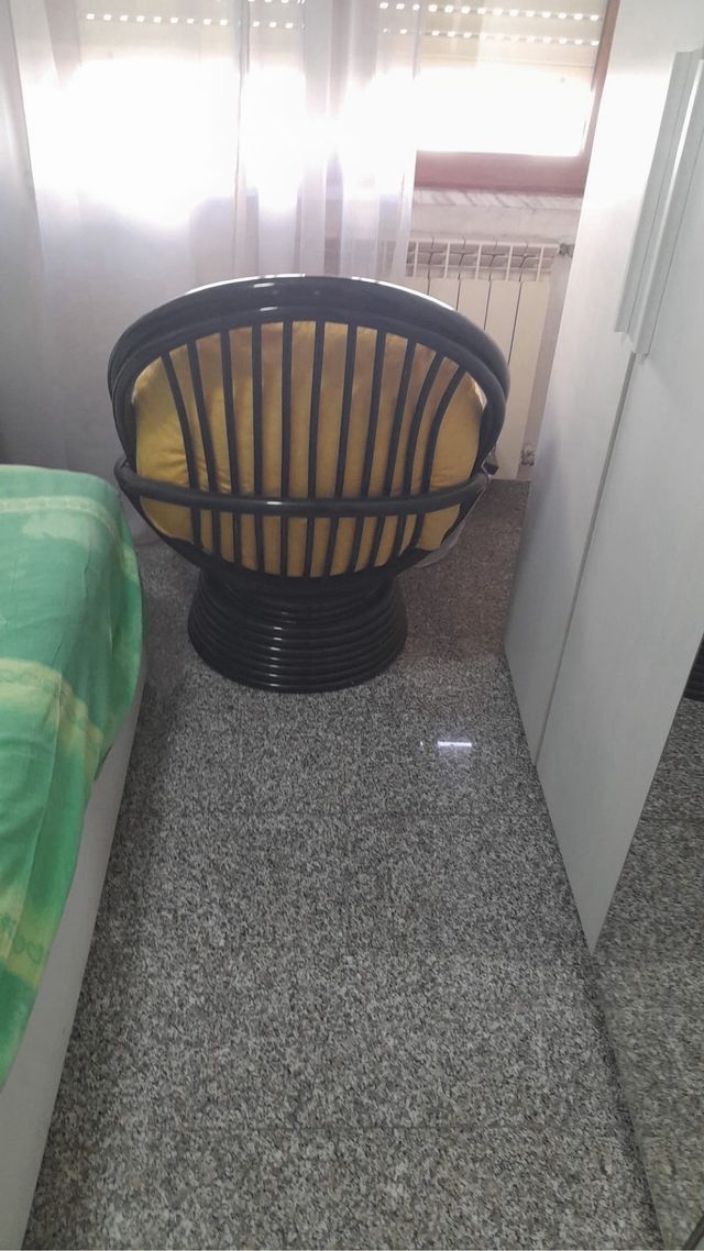 Poltrona girevole in rattan gialla e nera