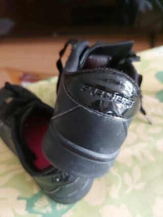 Zapatillas negras modernas niña