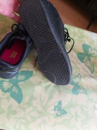 Zapatillas negras modernas niña