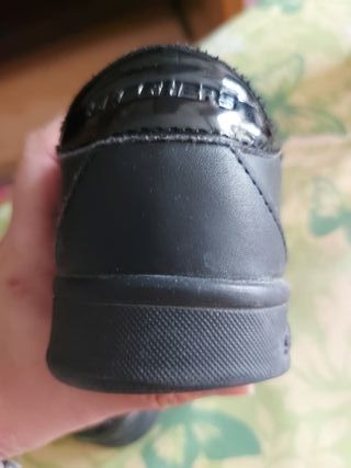 Zapatillas negras modernas niña