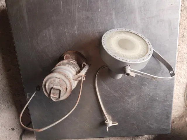 Lámpara antigua y foco LED