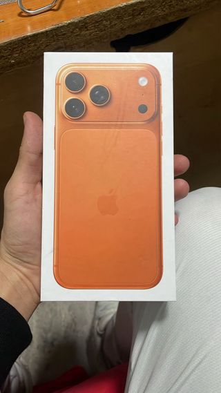 iPhone 17 Pro Max Dorado/Naranja