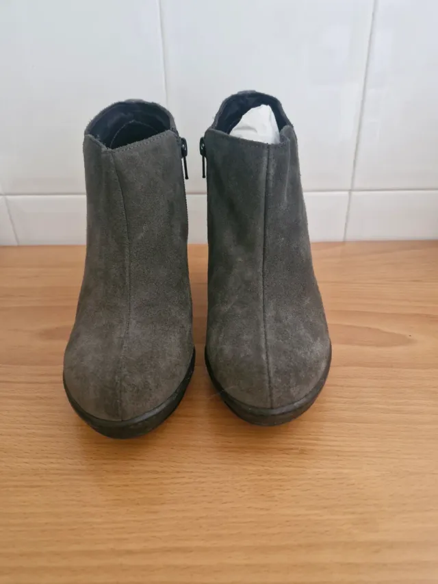 Botines grises de ante