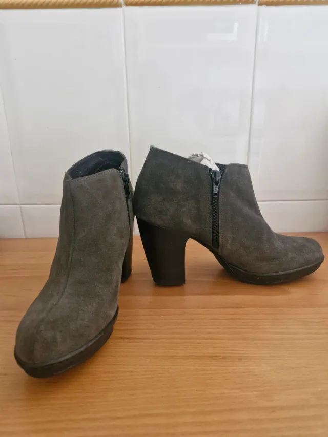Botines grises de ante