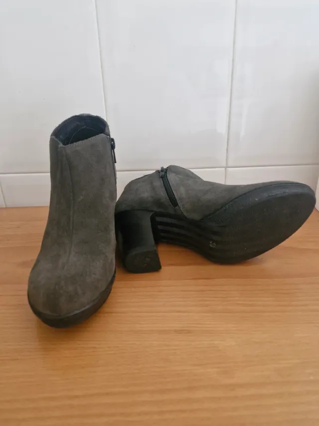 Botines grises de ante