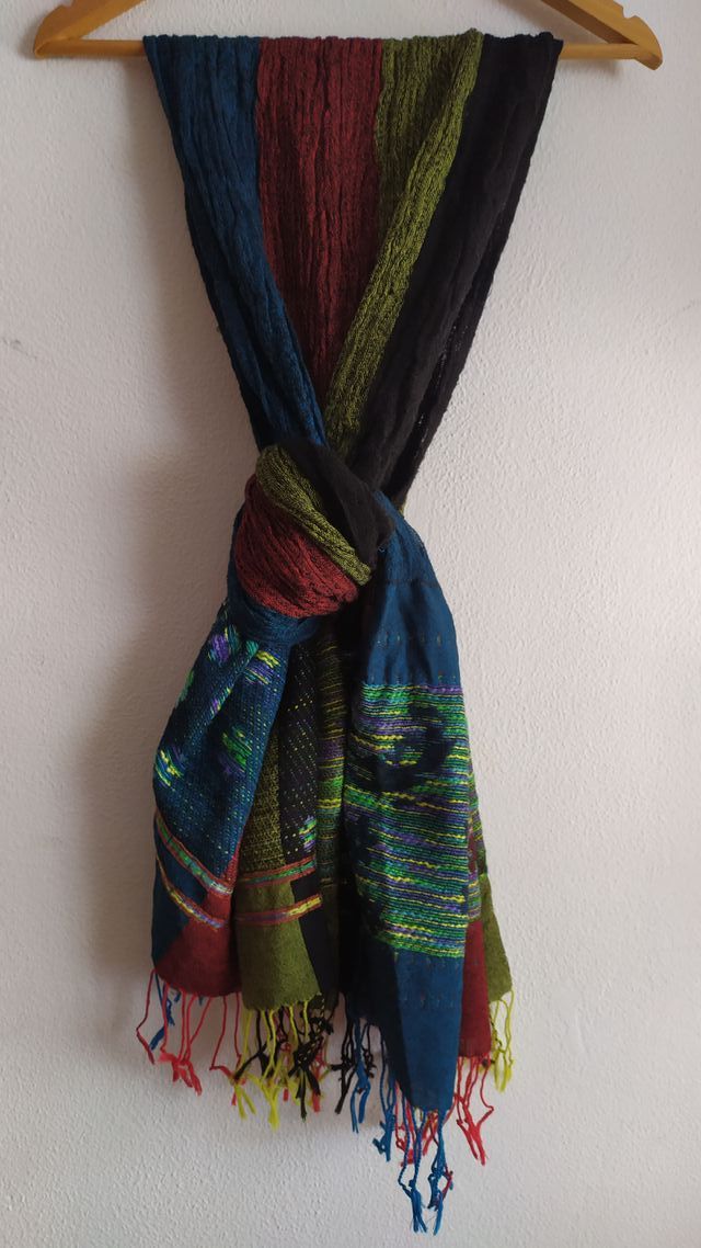 Bufanda tejida multicolor con flecos